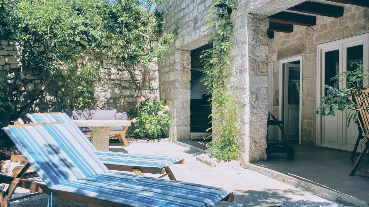 Rector'S Villa - Charming Retreat In Old Town With Jacuzzi In Private Courtyard 라브 외부 사진