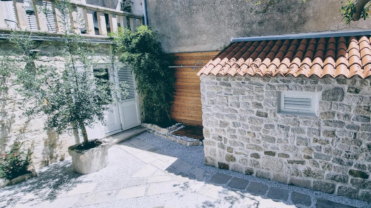 Rector'S Villa - Charming Retreat In Old Town With Jacuzzi In Private Courtyard 라브 외부 사진