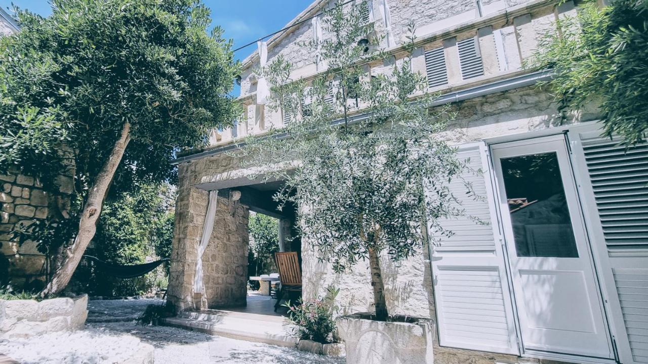Rector'S Villa - Charming Retreat In Old Town With Jacuzzi In Private Courtyard 라브 외부 사진