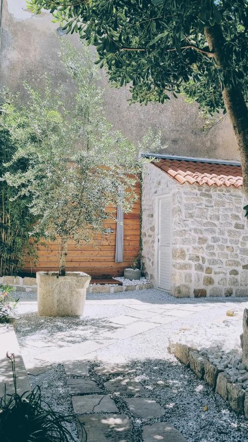 Rector'S Villa - Charming Retreat In Old Town With Jacuzzi In Private Courtyard 라브 외부 사진